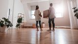 Paar zieht in eine neue Wohnung ein