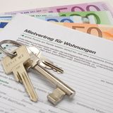 Vermittlungsprovision  Sogenannte "Belohnungen" für erfolgreiche Vermittlungen sind inzwischen ein normales Mittel auf dem Wohnungsmarkt. Tatsächlich dürfen Eigentümer, Verwalter, Mieter oder Vermieter keine Provision verlangen. Dennoch werden diese unter der Hand oft gezahlt. Auch hier gilt, wenn der Mieter eine Belohnung zahlen möchte, steht es ihm frei.