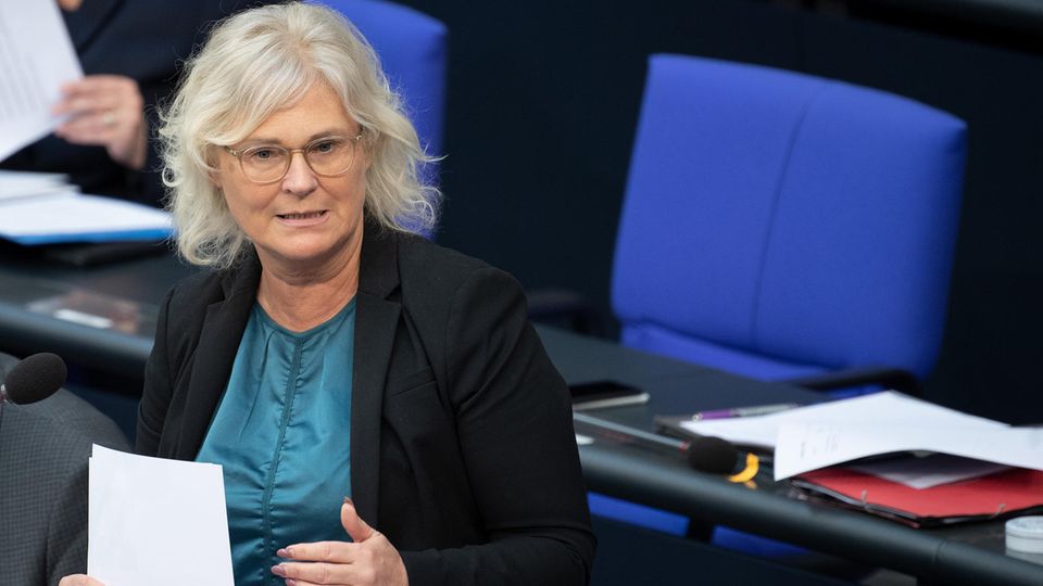 Christine Lambrecht beantwortet bei der Fragestunde im Bundestag die Fragen der Abgeordneten Christine Lambrecht beantwortet bei der Fragestunde im Bundestag die Fragen der Abgeordneten