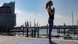 Frau in Sportklamotten beim Yoga.