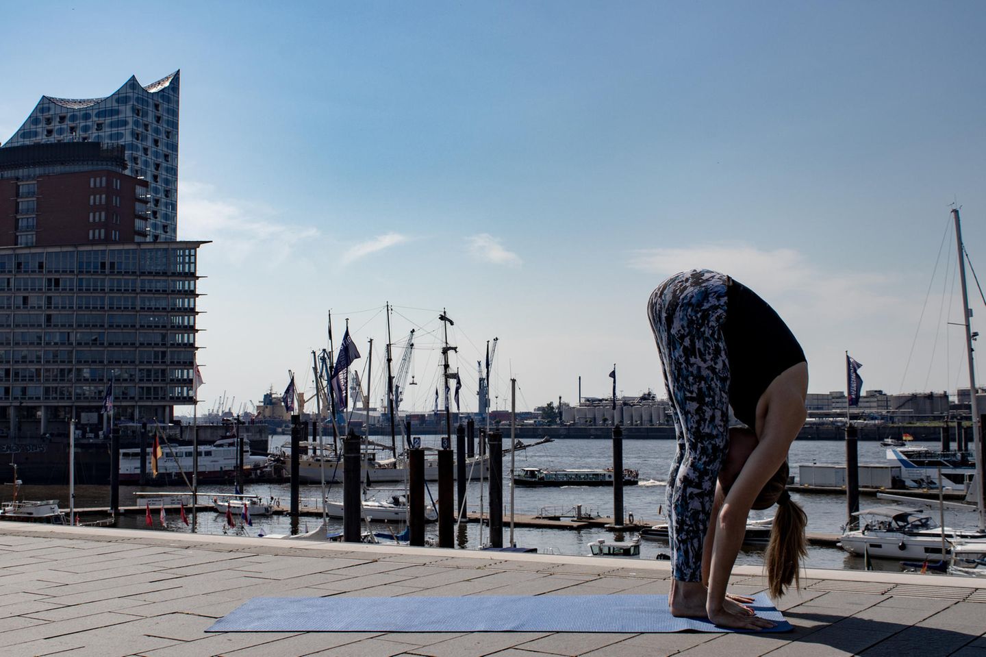 Frau in Sportklamotten beim Yoga.