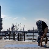 Frau in Sportklamotten beim Yoga.