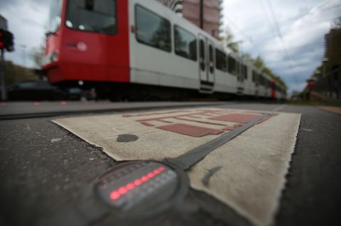 Eine rote LED-Lampe auf dem Boden leuchtet rot