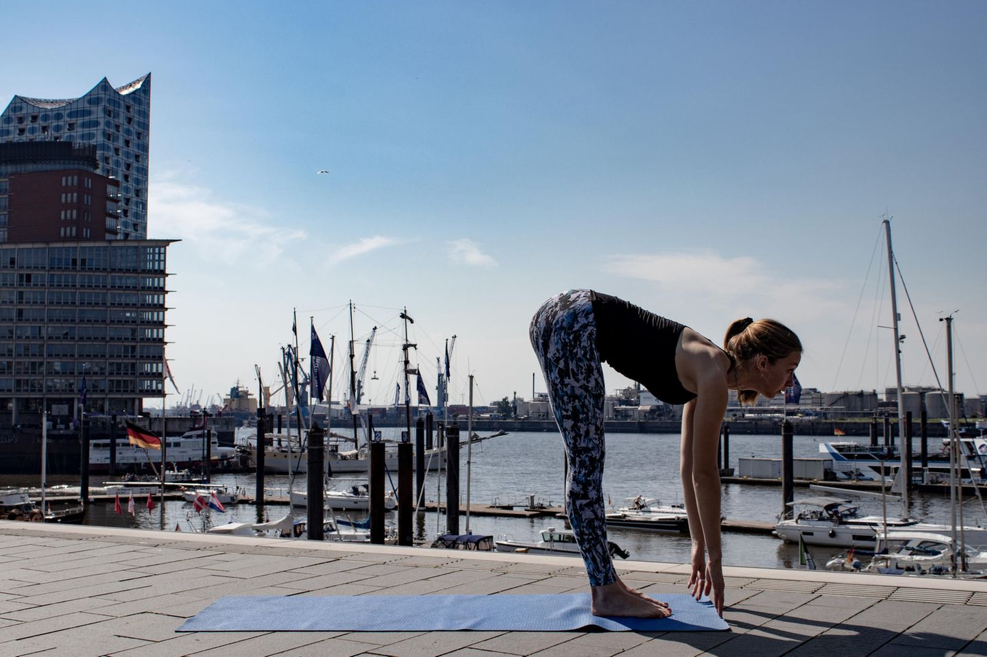 Richte dich auf. Frau in Sportklamotten beim Yoga.