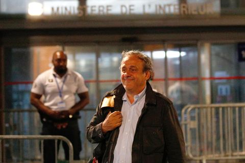 Michel Platini, früherer UEFA-Präsident, kommt aus einer Polizeistation in Nanterre