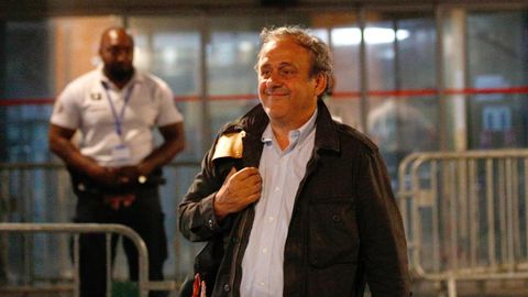 Michel Platini, früherer UEFA-Präsident, kommt aus einer Polizeistation in Nanterre