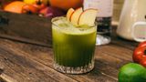 Matcha Sour   In Japan ist eine Teezeremonie ohne Matcha nur schwer vorstellbar. Seit ein paar Jahren ist das giftgrüne Pulver auch hierzulande angesagt: Ob in Eis, aufgeschäumt als Latte und sogar in der Bar. Der Bamberger Barkeeper Sven Goller ("Das Schwarze Schaf") nutzt das Superfood-Pulver für eine Sour-Adaption:      Das Rezept:  40 ml Ketel One Vodka  Messerspitze Matcha  20 ml Apfelsaft  20 ml Zitronensaft   20 ml Honig-Soda       Alles in einen Shaker mit einer Hand voll Eis geben und 10 bis 15 Sekunden kalt shaken. Anschließend doppelt auf frische Eiswürfel in einen Tumbler absieben, mit Soda auffüllen, kurz umrühren und mit Apfelspalten garnieren.