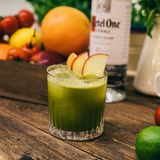 Matcha Sour   In Japan ist eine Teezeremonie ohne Matcha nur schwer vorstellbar. Seit ein paar Jahren ist das giftgrüne Pulver auch hierzulande angesagt: Ob in Eis, aufgeschäumt als Latte und sogar in der Bar. Der Bamberger Barkeeper Sven Goller ("Das Schwarze Schaf") nutzt das Superfood-Pulver für eine Sour-Adaption:      Das Rezept:  40 ml Ketel One Vodka  Messerspitze Matcha  20 ml Apfelsaft  20 ml Zitronensaft   20 ml Honig-Soda       Alles in einen Shaker mit einer Hand voll Eis geben und 10 bis 15 Sekunden kalt shaken. Anschließend doppelt auf frische Eiswürfel in einen Tumbler absieben, mit Soda auffüllen, kurz umrühren und mit Apfelspalten garnieren.