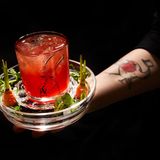 Carotolin Negroni  Beginnen wir mit dem Negroni. Das Originalrezept sieht jeweils einen Teil Gin, roten Wermut und Campari vor. Marie Rausch aus der Münsteraner Bar "Rotkehlchen" verleiht dem Klassiker, der mittlerweile mehr als 100 Jahre alt ist, einen spannenden Twist: Der Campari bleibt, der rote Wermut wird jedoch durch Süßwein und frischgepressten Karottensaft ersetzt, statt Gin landet Calvados im Glas. Benannt ist der Drink übrigens nach Davide Camparis Mutter, die in Anlehnung an ihre rote Haarfarbe "Carotolin" übersetzt "kleine Rübe" genannt wurde.      Das Rezept:  3 Teile Campari      3 Teile Calvados   3 Teile Sauternes Süßwein   2 Teile frischer Karottensaft        Alle Zutaten (ohne den Karottensaft) auf viel Eis verrühren, in einem Tumbler auf Eis geben und mit dem  frischen Karottensaft floaten.         