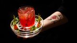Carotolin Negroni  Beginnen wir mit dem Negroni. Das Originalrezept sieht jeweils einen Teil Gin, roten Wermut und Campari vor. Marie Rausch aus der Münsteraner Bar "Rotkehlchen" verleiht dem Klassiker, der mittlerweile mehr als 100 Jahre alt ist, einen spannenden Twist: Der Campari bleibt, der rote Wermut wird jedoch durch Süßwein und frischgepressten Karottensaft ersetzt, statt Gin landet Calvados im Glas. Benannt ist der Drink übrigens nach Davide Camparis Mutter, die in Anlehnung an ihre rote Haarfarbe "Carotolin" übersetzt "kleine Rübe" genannt wurde.      Das Rezept:  3 Teile Campari      3 Teile Calvados   3 Teile Sauternes Süßwein   2 Teile frischer Karottensaft        Alle Zutaten (ohne den Karottensaft) auf viel Eis verrühren, in einem Tumbler auf Eis geben und mit dem  frischen Karottensaft floaten.         