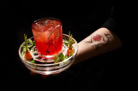 Carotolin Negroni  Beginnen wir mit dem Negroni. Das Originalrezept sieht jeweils einen Teil Gin, roten Wermut und Campari vor. Marie Rausch aus der Münsteraner Bar "Rotkehlchen" verleiht dem Klassiker, der mittlerweile mehr als 100 Jahre alt ist, einen spannenden Twist: Der Campari bleibt, der rote Wermut wird jedoch durch Süßwein und frischgepressten Karottensaft ersetzt, statt Gin landet Calvados im Glas. Benannt ist der Drink übrigens nach Davide Camparis Mutter, die in Anlehnung an ihre rote Haarfarbe "Carotolin" übersetzt "kleine Rübe" genannt wurde.      Das Rezept:  3 Teile Campari      3 Teile Calvados   3 Teile Sauternes Süßwein   2 Teile frischer Karottensaft        Alle Zutaten (ohne den Karottensaft) auf viel Eis verrühren, in einem Tumbler auf Eis geben und mit dem  frischen Karottensaft floaten.         