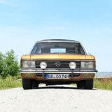 Klassische Front mit Querstreben-Kühlergrill nach der Modellpflege