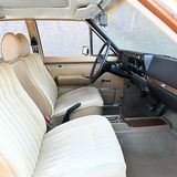 Vorne thront man in loungeartigem Gestühl