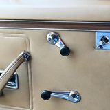 Die zweite Kurbel ist für die Ausstellfenster