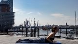 Frau in Sportklamotten beim Yoga.