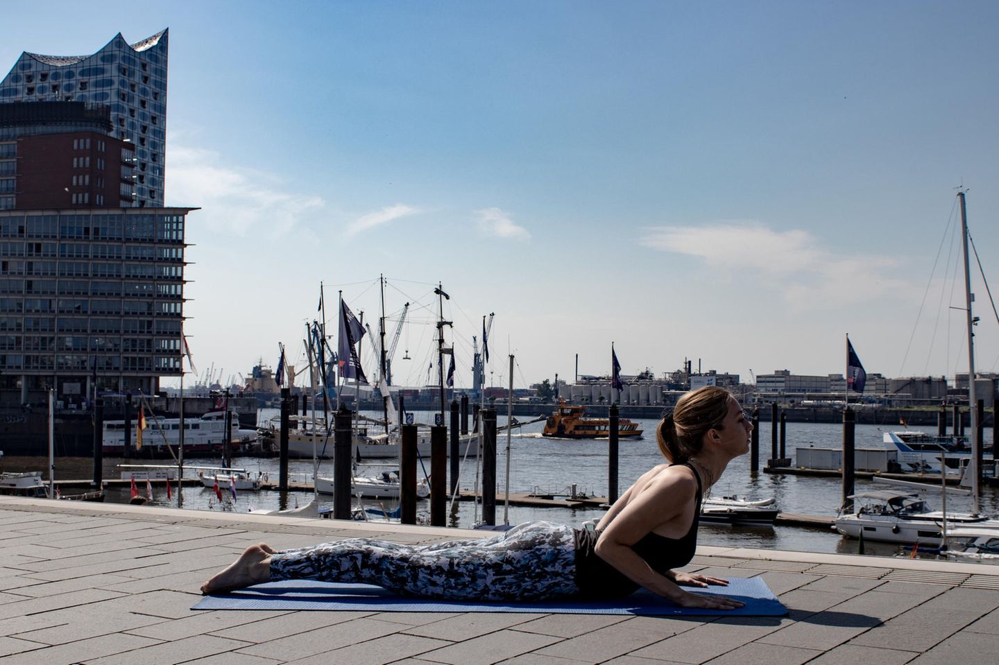 Frau in Sportklamotten beim Yoga.