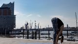 Frau in Sportklamotten beim Yoga.