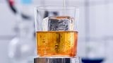 Snickerbocker Glory  Auch die Freiburger Cocktailbar One Trick Pony wagte sich an einen Old Fashioned und brachte ein wenig Aufregung ins Glas: Beim Snickerbocker Glory handelt es sich um eine Old-Fashioned-Variation, die man aufgrund der komplexen Zutaten in der Heimbar kaum nachmixen kann. Noten von Erdnuss, Banane und Kakao treffen auf Whisky - spannend!      Rezept:  40 ml Peanut Bourbon Whiskey  20 ml Bourbon Whiskey  12,5 ml Creme de Banane  12,5 ml Creme de Cacao  0,5 ml Orange-Kardamon Pony Bitters  0,1 ml Salzlösung (20%)  20 ml Schmelzwasser