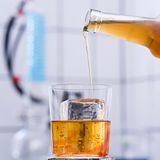 Snickerbocker Glory  Auch die Freiburger Cocktailbar One Trick Pony wagte sich an einen Old Fashioned und brachte ein wenig Aufregung ins Glas: Beim Snickerbocker Glory handelt es sich um eine Old-Fashioned-Variation, die man aufgrund der komplexen Zutaten in der Heimbar kaum nachmixen kann. Noten von Erdnuss, Banane und Kakao treffen auf Whisky - spannend!      Rezept:  40 ml Peanut Bourbon Whiskey  20 ml Bourbon Whiskey  12,5 ml Creme de Banane  12,5 ml Creme de Cacao  0,5 ml Orange-Kardamon Pony Bitters  0,1 ml Salzlösung (20%)  20 ml Schmelzwasser