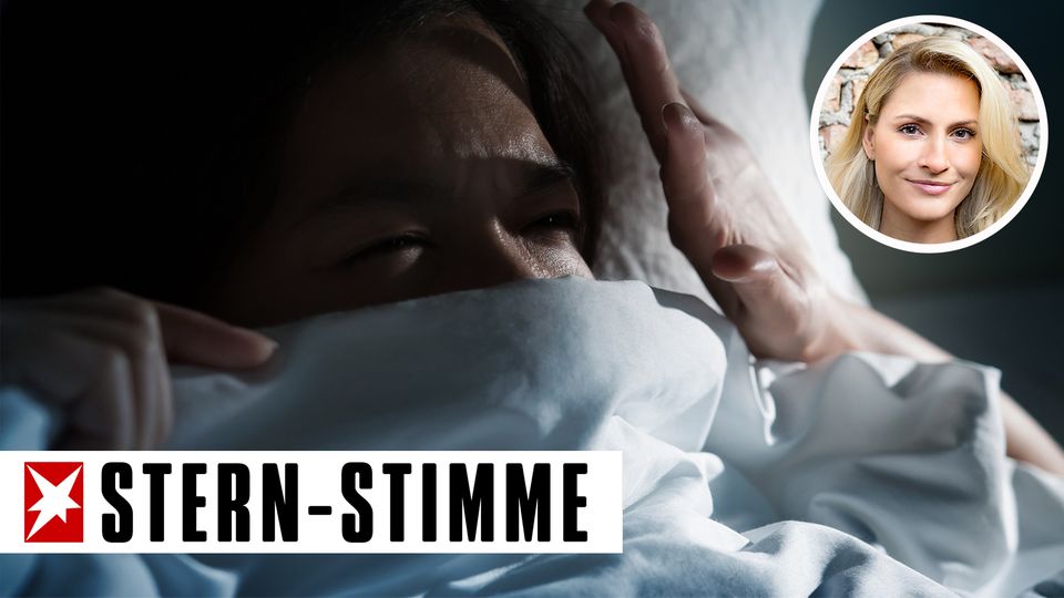 Frau im Bett im dunklen Zimmer