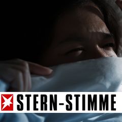 Frau im Bett im dunklen Zimmer