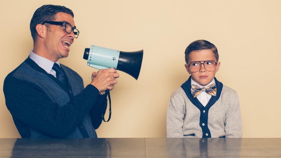 Das Verhältnis zwischen Eltern und Kindern ist nicht immer einfach Mann mit Megafon schreit Kind an