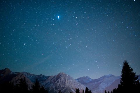 Ein klarer Sternenhimmel über den Schweizer Alpen bei Arosa