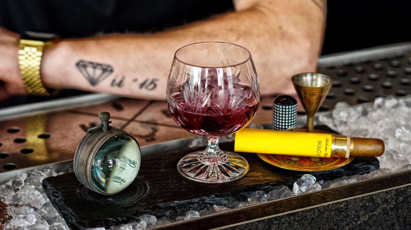 Kreative Klassiker: El cielo rojo "Der rote Himmel“ stieg einst in Guatemala am Haus über den Wolken auf und brachte auf 2300 Höhenmeter würzige Aromen aus den Fässern mit rotem Wein und Schokolade zusammen.Die Weltreise im Ballon beginnt hier! Bei diesem Drink handelt es sich um eine abgewandelte Art eines klassischen Rum-Manhattans, die durch Rotwein-Noten unterstützt wird. Zutaten: Ron Zacapa 23 Noilly Prat Red Vermouth Rotwein-Essenz Bitters El cielo rojo "Der rote Himmel“ stieg einst in Guatemala am Haus über den Wolken auf und brachte auf 2300 Höhenmeter würzige Aromen aus den Fässern mit rotem Wein und Schokolade zusammen.Die Weltreise im Ballon beginnt hier! Bei diesem Drink handelt es sich um eine abgewandelte Art eines klassischen Rum-Manhattans, die durch Rotwein-Noten unterstützt wird. Zutaten: Ron Zacapa 23 Noilly Prat Red Vermouth Rotwein-Essenz Bitters
