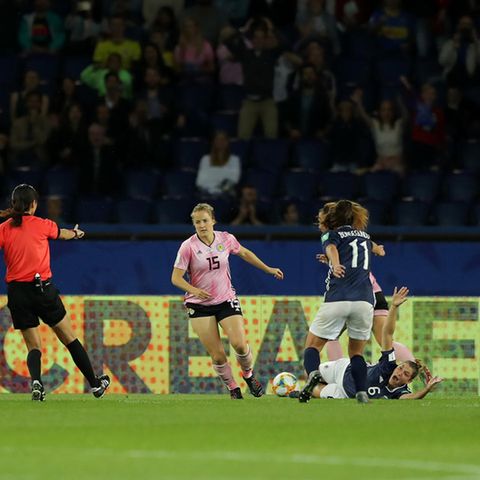 Schiedsrichterin Ri Hyang Ok (im roten Trikot) wollte den Strafstoß für Argentinien nicht geben