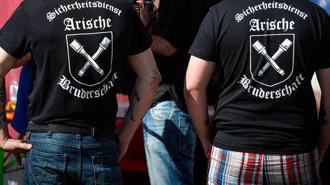 Zwei Männer beim Rechtsrock-Festival "Schild und Schwert"