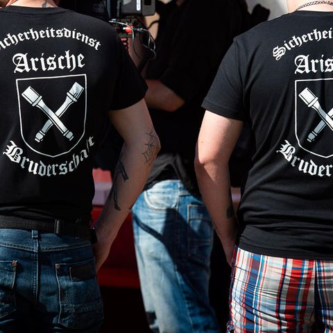 Zwei Männer beim Rechtsrock-Festival "Schild und Schwert"