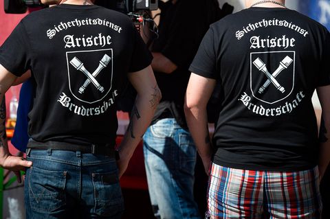 Zwei Männer beim Rechtsrock-Festival "Schild und Schwert"