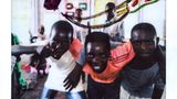 Drei kongolesische Flüchtlingsjungen im Lager Kyaka in Uganda