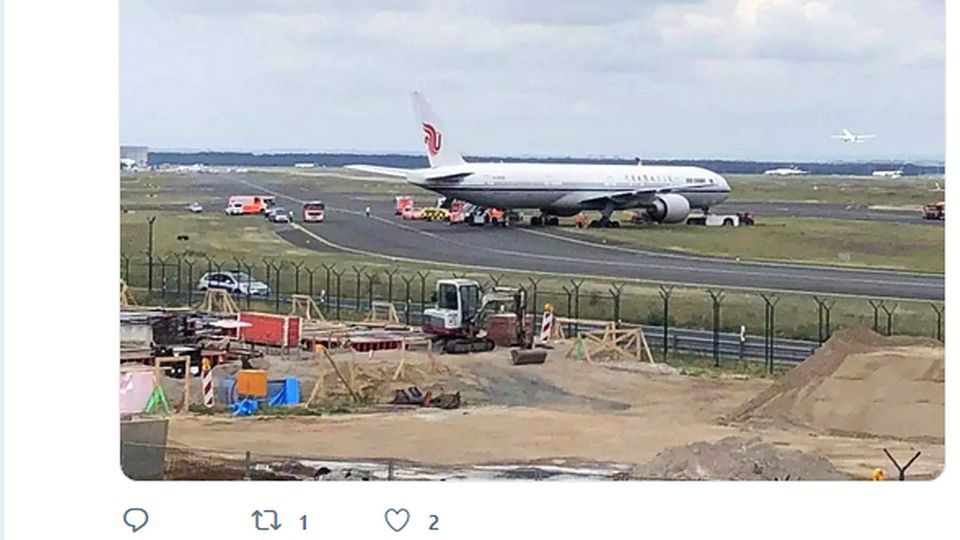 Beim Schleppvorgang: Am Frankfurter Flughafen: Boeing 777 von Air China gerät von der Piste ab