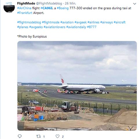 Beim Schleppvorgang: Am Frankfurter Flughafen: Boeing 777 von Air China gerät von der Piste ab
