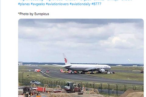Beim Schleppvorgang: Am Frankfurter Flughafen: Boeing 777 von Air China gerät von der Piste ab
