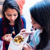 Aloo Chaat, Indien  Dieses Streetfood kommt vom indischen Subkontinent. Es ist in Nordindien, in Ostindien und in Pakistan beliebt. Es handelt sich dabei um Kartoffeln, die in Öl gebraten und mit Gewürzen und Chutneys verfeinert werden.
