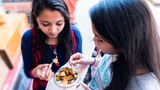Aloo Chaat, Indien  Dieses Streetfood kommt vom indischen Subkontinent. Es ist in Nordindien, in Ostindien und in Pakistan beliebt. Es handelt sich dabei um Kartoffeln, die in Öl gebraten und mit Gewürzen und Chutneys verfeinert werden.