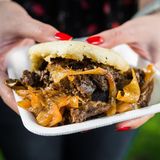 Arepa, Kolumbien und Venezuela  Arepas sind runde Maisfladen, dies es zu fast allen Mahlzeiten gibt. Auf den Straßen werden die Arepas häufig mit den verschiedensten Füllungen angeboten. Dazu werden die Maisfladen zur Hälfte aufgeschnitten und gefüllt: gewürzte Fleischfüllungen (carne mechada), Fisch, Käse, Schinken, Gemüse (zum Beispiel: Avocados). An der karibischen Küste Kolumbiens werden auch Arepas mit Ei als Füllung (Arepa'e Huevo) gemacht.