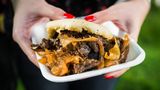 Arepa, Kolumbien und Venezuela  Arepas sind runde Maisfladen, dies es zu fast allen Mahlzeiten gibt. Auf den Straßen werden die Arepas häufig mit den verschiedensten Füllungen angeboten. Dazu werden die Maisfladen zur Hälfte aufgeschnitten und gefüllt: gewürzte Fleischfüllungen (carne mechada), Fisch, Käse, Schinken, Gemüse (zum Beispiel: Avocados). An der karibischen Küste Kolumbiens werden auch Arepas mit Ei als Füllung (Arepa'e Huevo) gemacht.