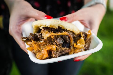 Arepa, Kolumbien und Venezuela  Arepas sind runde Maisfladen, dies es zu fast allen Mahlzeiten gibt. Auf den Straßen werden die Arepas häufig mit den verschiedensten Füllungen angeboten. Dazu werden die Maisfladen zur Hälfte aufgeschnitten und gefüllt: gewürzte Fleischfüllungen (carne mechada), Fisch, Käse, Schinken, Gemüse (zum Beispiel: Avocados). An der karibischen Küste Kolumbiens werden auch Arepas mit Ei als Füllung (Arepa'e Huevo) gemacht.