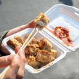 Stinkender Tofu, China  Es klingt vielleicht unappetitlich, aber dieser fermentierte und marinierte Tofu hat nur einen intensiven Geruch und Geschmack. In ganz China ist er beliebt und ein preiswerter Snack, dern gern an Streetfood-Ständen auf den Nachtmärkten verkauft wird. Meistens wird er mit süß-saurem Essiggemüse und Soja- oder Chilisoße gegessen.