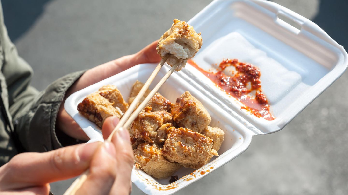 Streetfood weltweit: Stinkender Tofu, China Es klingt vielleicht unappetitlich, aber dieser fermentierte und marinierte Tofu hat nur einen intensiven Geruch und Geschmack. In ganz China ist er beliebt und ein preiswerter Snack, dern gern an Streetfood-Ständen auf den Nachtmärkten verkauft wird. Meistens wird er mit süß-saurem Essiggemüse und Soja- oder Chilisoße gegessen. Stinkender Tofu, China Es klingt vielleicht unappetitlich, aber dieser fermentierte und marinierte Tofu hat nur einen intensiven Geruch und Geschmack. In ganz China ist er beliebt und ein preiswerter Snack, dern gern an Streetfood-Ständen auf den Nachtmärkten verkauft wird. Meistens wird er mit süß-saurem Essiggemüse und Soja- oder Chilisoße gegessen.