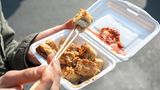 Stinkender Tofu, China  Es klingt vielleicht unappetitlich, aber dieser fermentierte und marinierte Tofu hat nur einen intensiven Geruch und Geschmack. In ganz China ist er beliebt und ein preiswerter Snack, dern gern an Streetfood-Ständen auf den Nachtmärkten verkauft wird. Meistens wird er mit süß-saurem Essiggemüse und Soja- oder Chilisoße gegessen.
