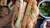 Bánh mì, Vietnam  Beim Bánh mì handelt es sich um eine Art Baguette. Im Gegensatz zur französischen Variante ist das vietnamesische Brot aber etwas luftiger und hat eine dünnere Kruste. Gefüllt wird das Brot mit Pastete, Mayonnaise, Koriander, Fischsauce, eingelegten Karotten und Gurken.