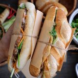 Bánh mì, Vietnam  Beim Bánh mì handelt es sich um eine Art Baguette. Im Gegensatz zur französischen Variante ist das vietnamesische Brot aber etwas luftiger und hat eine dünnere Kruste. Gefüllt wird das Brot mit Pastete, Mayonnaise, Koriander, Fischsauce, eingelegten Karotten und Gurken.