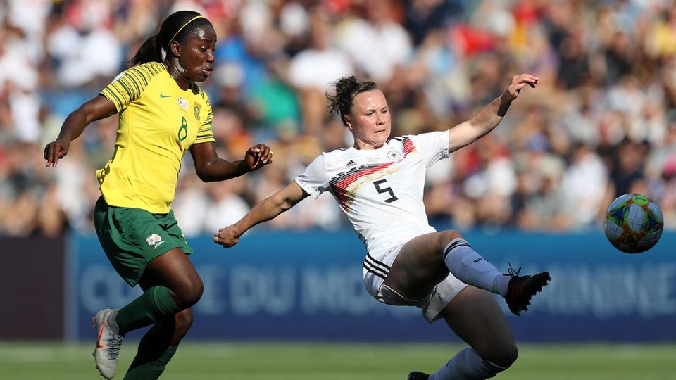 Marina Hegering (r.) und Ode Fulutudilu im WM-Gruppenspiel der DFB-Damen gegen Südafrika