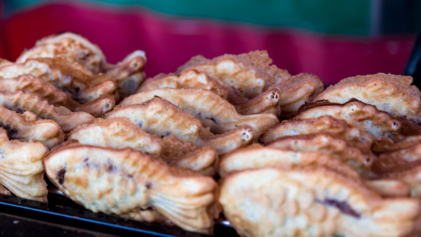 Streetfood weltweit: Bungeoppang, Südkorea Diese koeanische Gebäck in Form eines Fisches wird in einem speziellen Waffeleisen in Form gebracht. Der Teig wird dafür in die fischförmige Gussform gegossen, Anko, eine Art rote Bohnenpaste, dazu, und nochmal Teig darüber gegeben. Diesen Snack findet man an vielen Straßenständen in Südkorea. Bungeoppang, Südkorea Diese koeanische Gebäck in Form eines Fisches wird in einem speziellen Waffeleisen in Form gebracht. Der Teig wird dafür in die fischförmige Gussform gegossen, Anko, eine Art rote Bohnenpaste, dazu, und nochmal Teig darüber gegeben. Diesen Snack findet man an vielen Straßenständen in Südkorea.