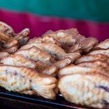 Bungeoppang, Südkorea  Diese koeanische Gebäck in Form eines Fisches wird in einem speziellen Waffeleisen in Form gebracht. Der Teig wird dafür in die fischförmige Gussform gegossen, Anko, eine Art rote Bohnenpaste, dazu, und nochmal Teig darüber gegeben. Diesen Snack findet man an vielen Straßenständen in Südkorea.