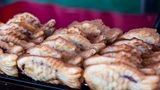 Bungeoppang, Südkorea  Diese koeanische Gebäck in Form eines Fisches wird in einem speziellen Waffeleisen in Form gebracht. Der Teig wird dafür in die fischförmige Gussform gegossen, Anko, eine Art rote Bohnenpaste, dazu, und nochmal Teig darüber gegeben. Diesen Snack findet man an vielen Straßenständen in Südkorea.